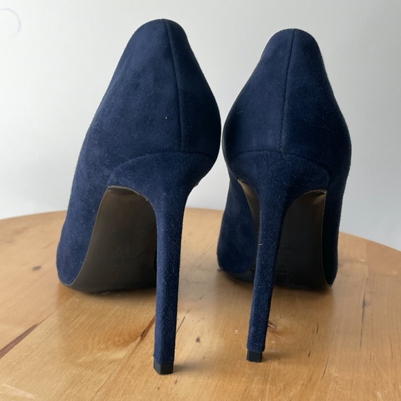 Saint Laurent Navy Blue Suede Pump Size 6.5.      0069 - Picture 2 of 6